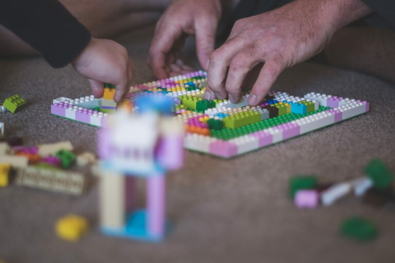 Grand-père et petit-fils jouant avec des Legos