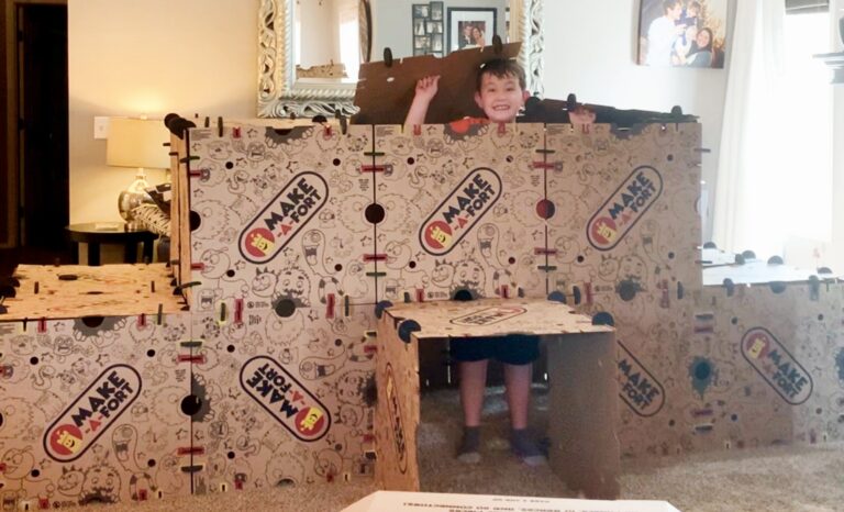 Garçon sortant du haut d'un fort