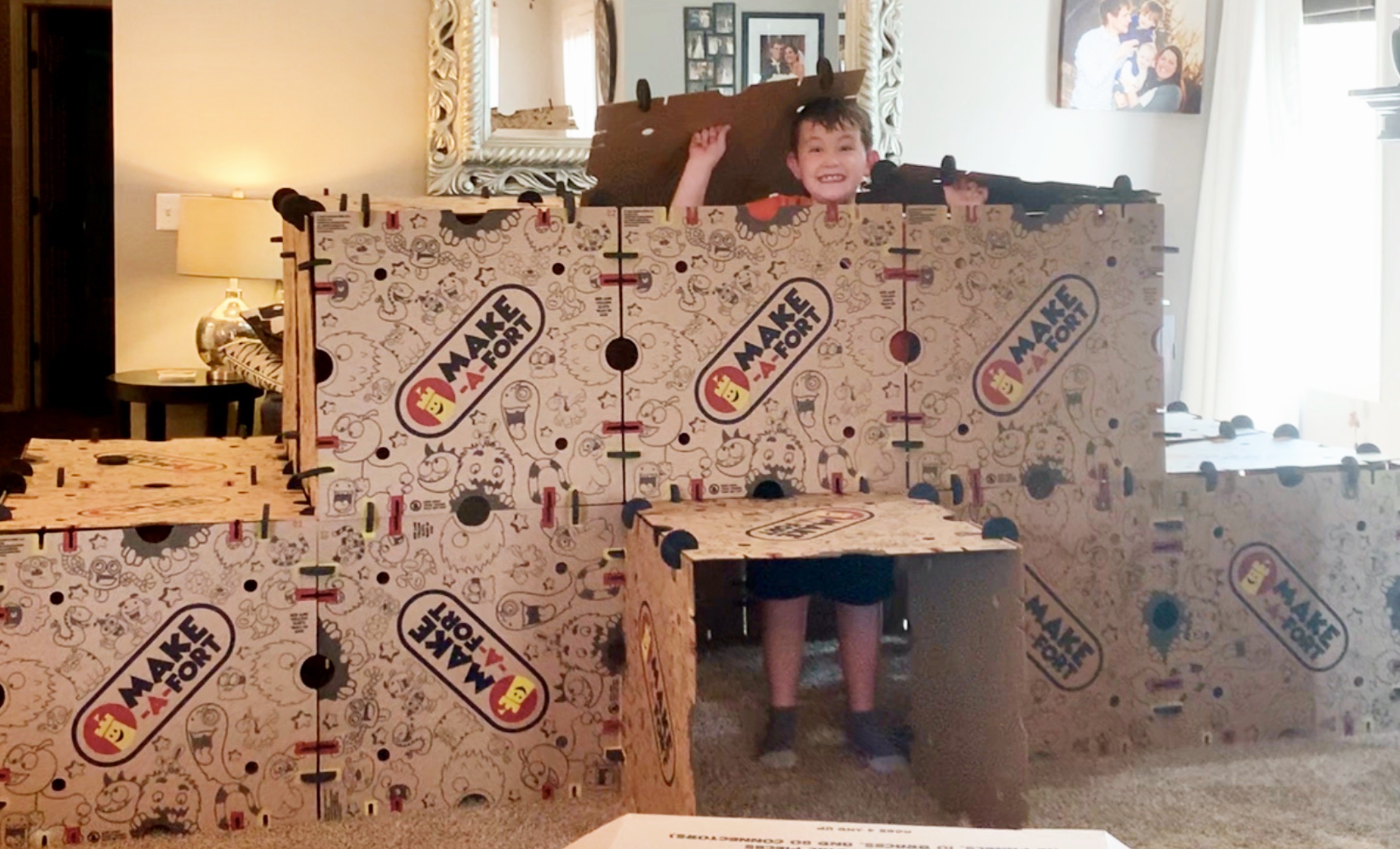 Junge springt oben aus dem Fort