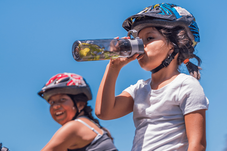 Kind-ruht-nach-einem-Spiel